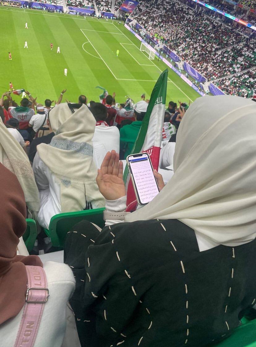 عکس‌| دعاهای یک مادر از داخل ورزشگاه برای برد ایران