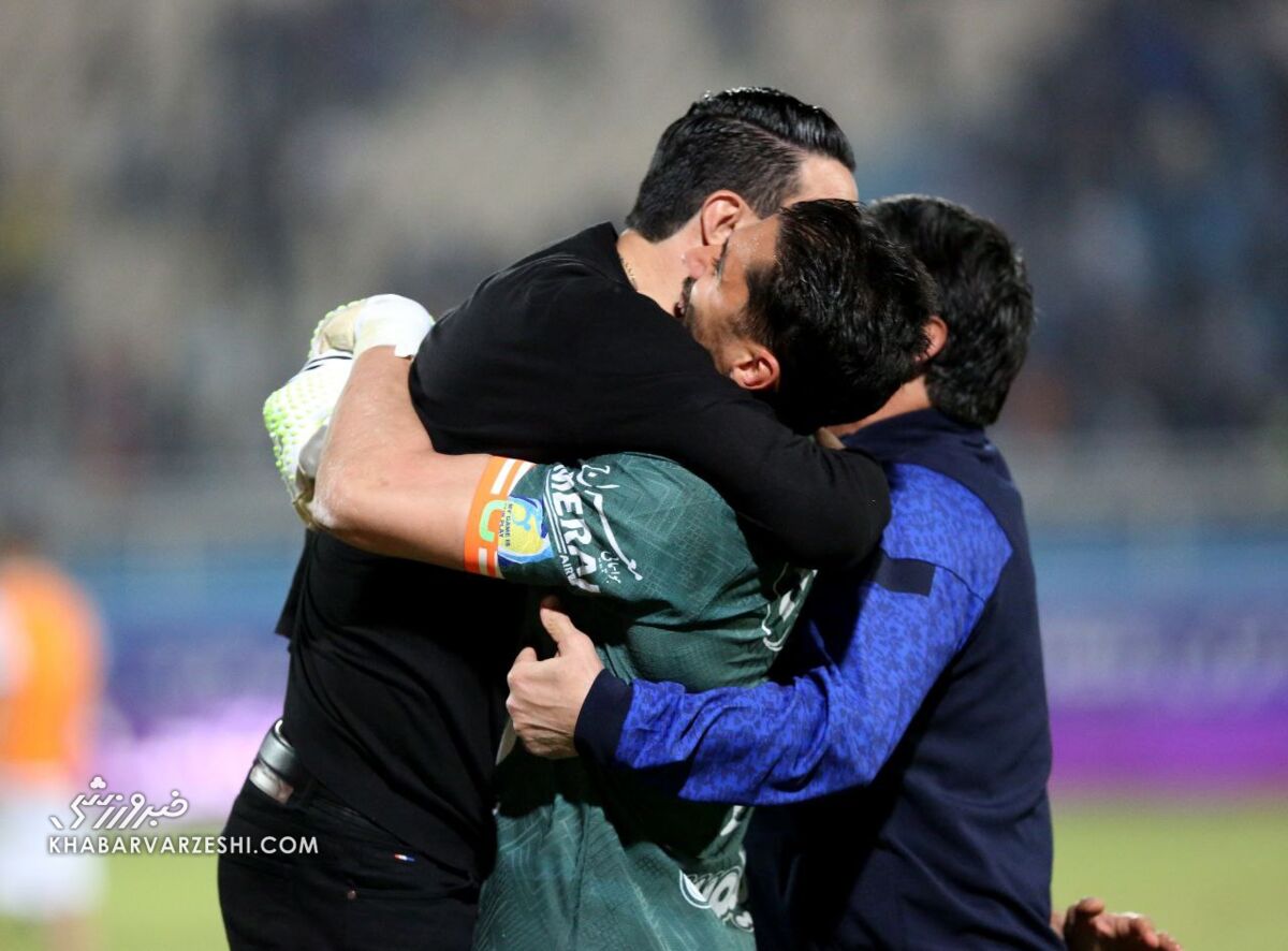 عکس| نکونام بعد از پیروزی چه کسی را در آغوش کشید؟