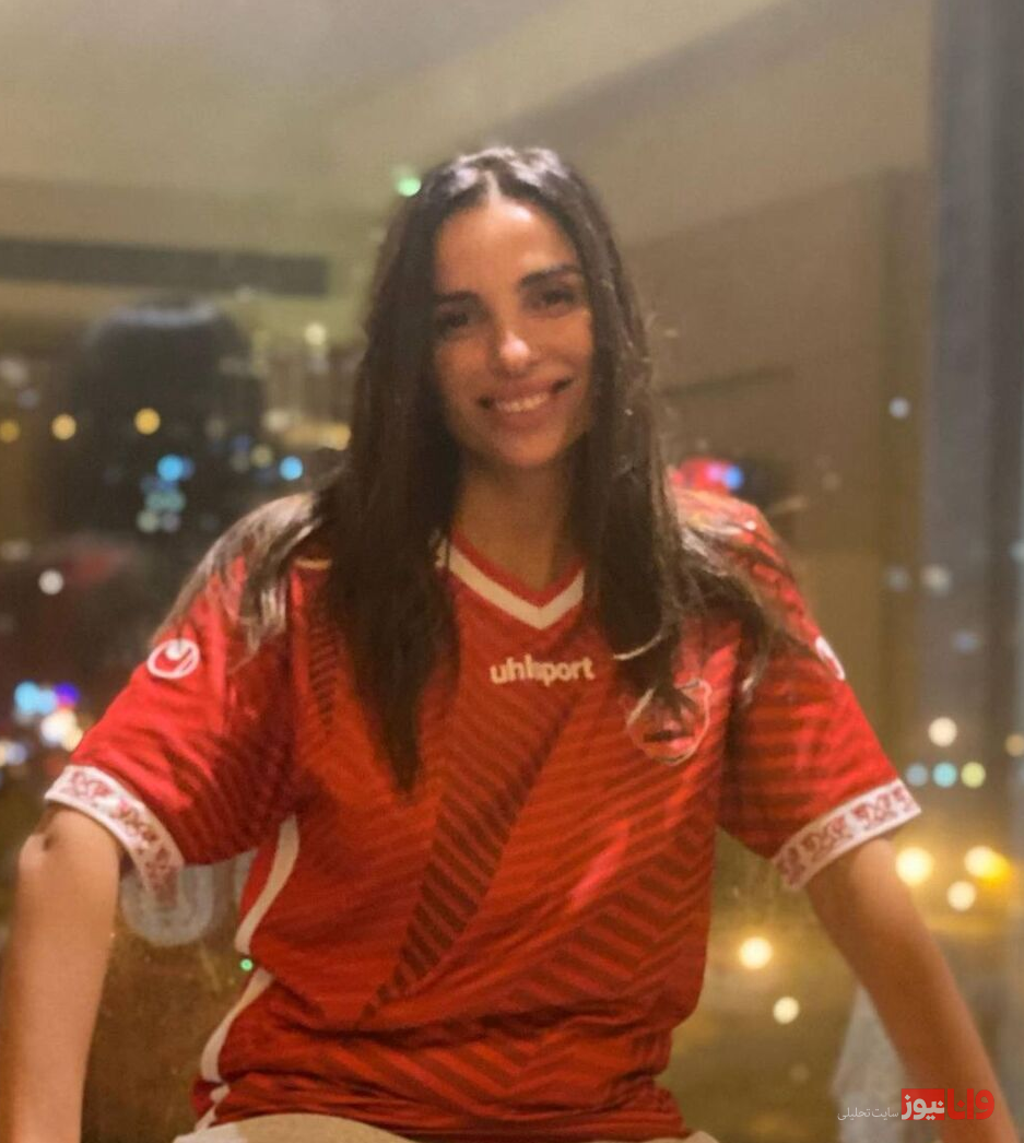 لباس پرسپولیس بر تن یک زن+عکس