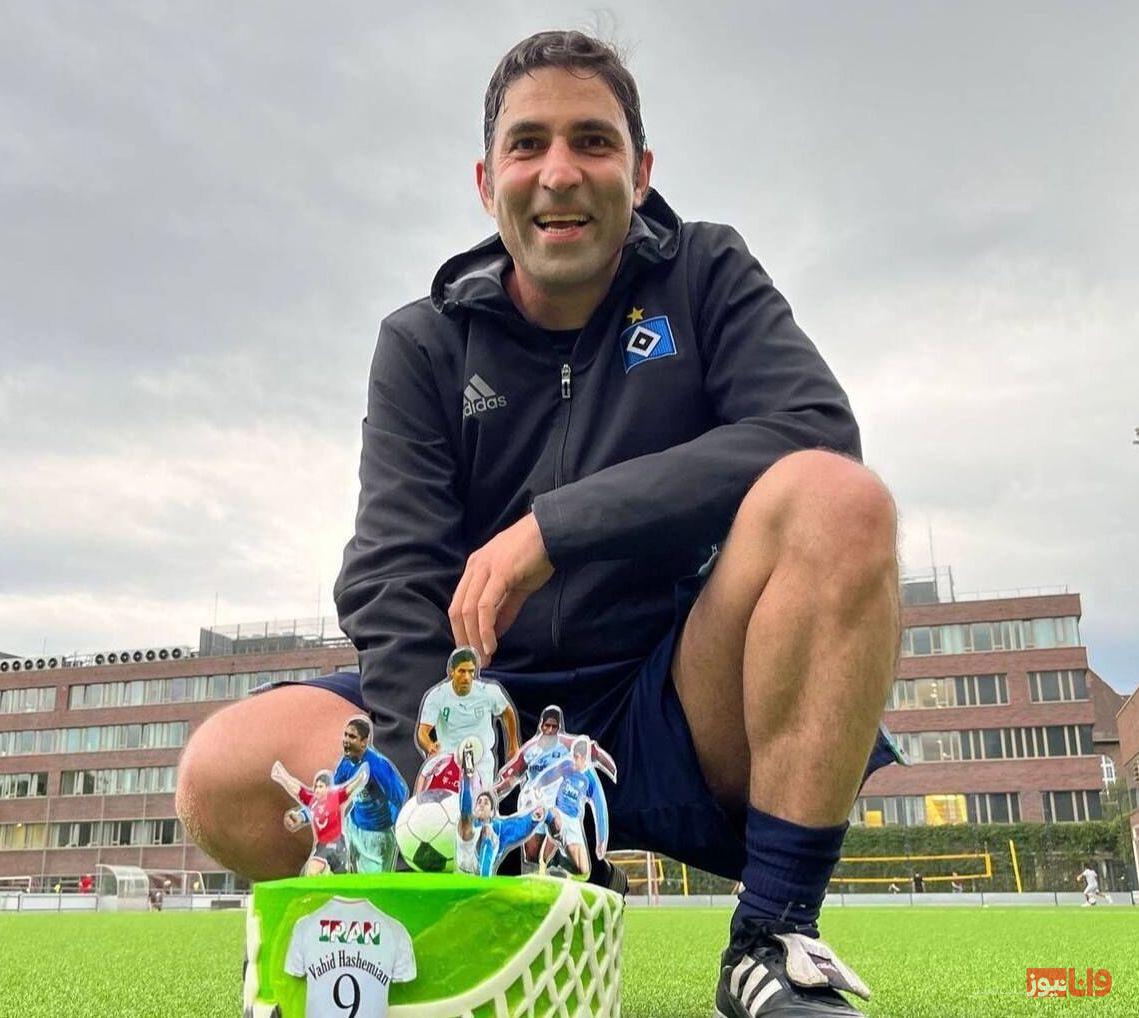 تولد یک پرسپولیسی وسط زمین چمن فوتبال+عکس تولد یک پرسپولیسی وسط زمین چمن فوتبال+عکس