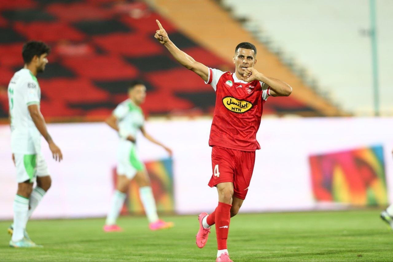 عکس‌| جشن خاص مدافع پرسپولیس و تقدیم اولین گل به همسرش