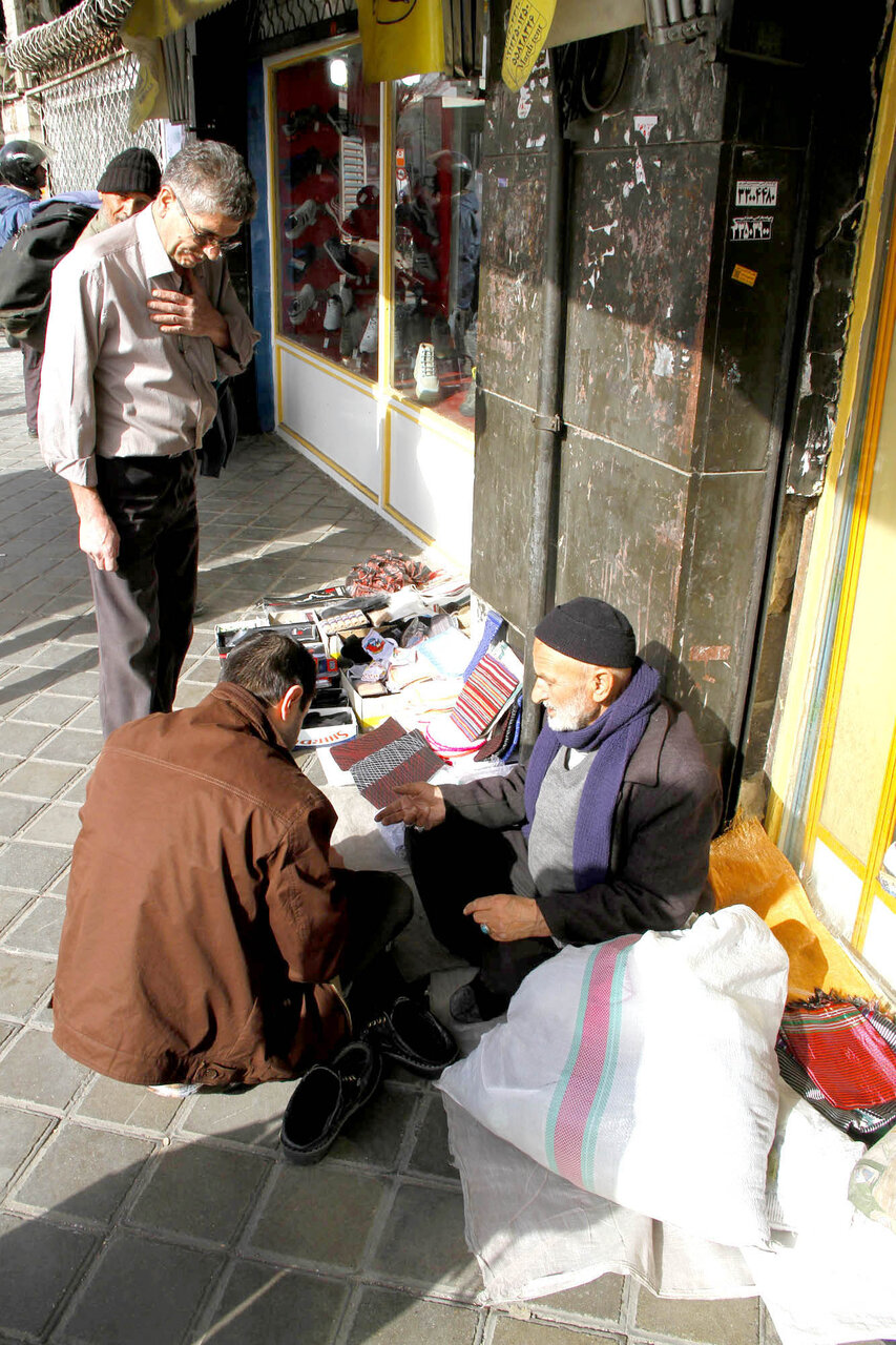 آداب ساده کسب و کار در حدیث دلدادگی پیرمرد دستفروش | شست‌وشوی روح پای یک بساط کوچک