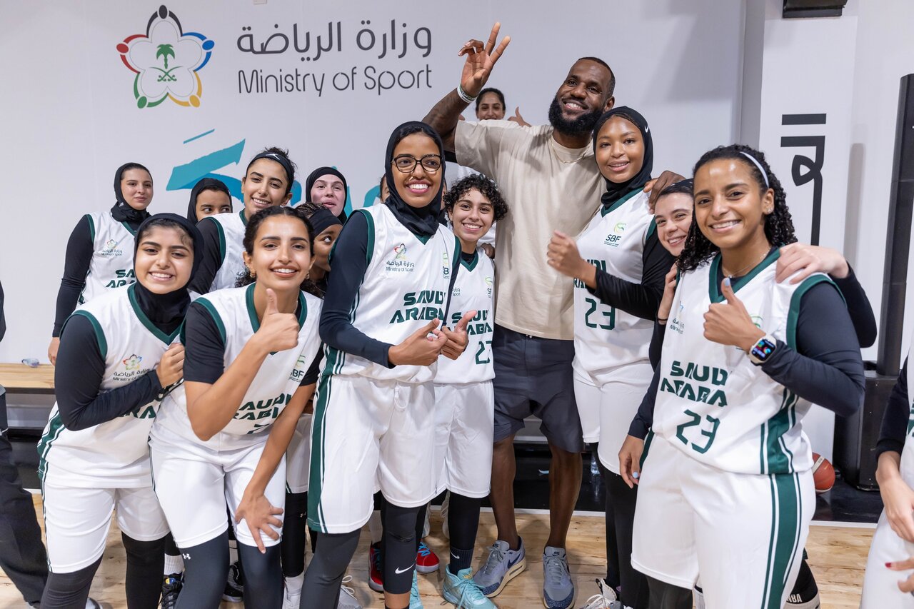 عکس‌| پادشاه بسکتبال در اردوی دختران نوجوان عربستان
