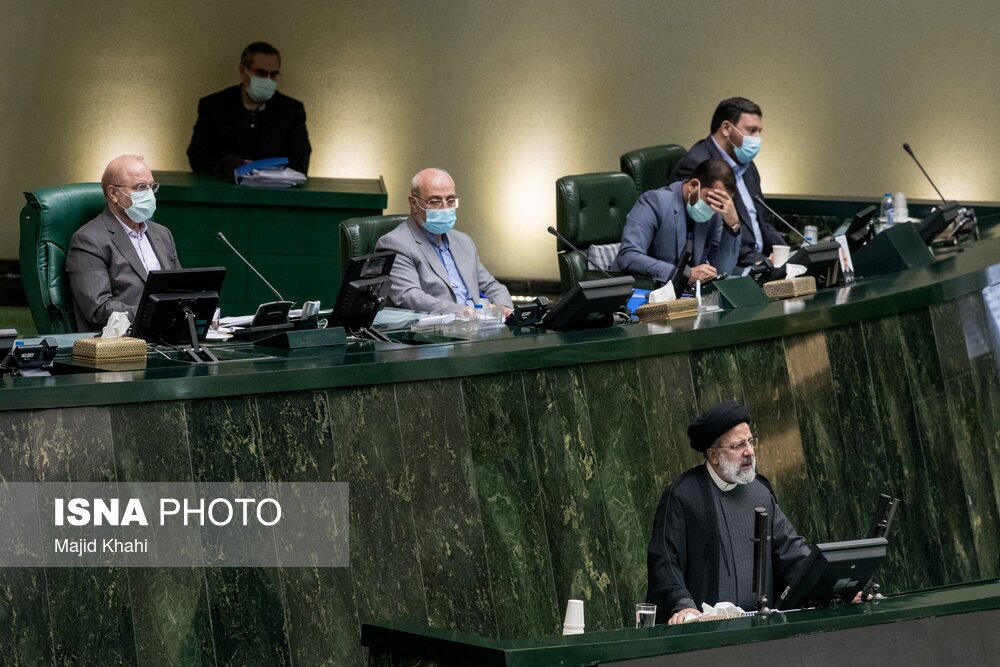 رئیسی ۹ بار به صحن علنی مجلس رفت، وزرا ۱۰۱ بار /نگاهی به رابطه دولت مجلس در دوره رئیسی و قالیباف