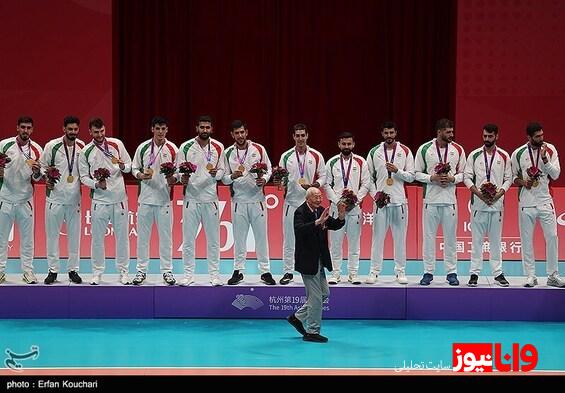 حضور پدر شهید حججی در مراسم اهدای مدال تیم ملی والیبال ایران