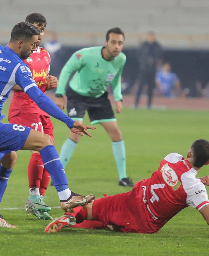عکس| فریم به فریم با پنالتی جنجالی دربی؛ حق با استقلال بود یا پرسپولیس؟!