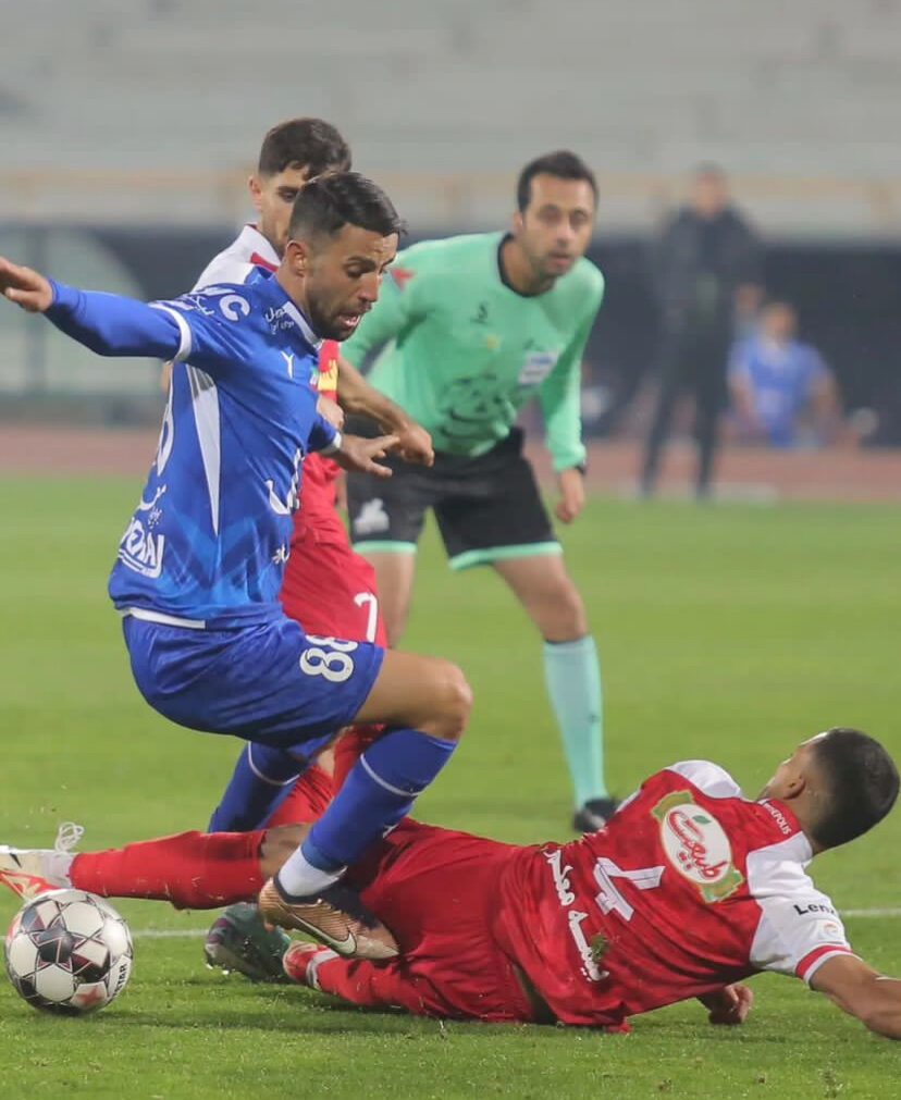 عکس| فریم به فریم با پنالتی جنجالی دربی؛ حق با استقلال بود یا پرسپولیس؟!