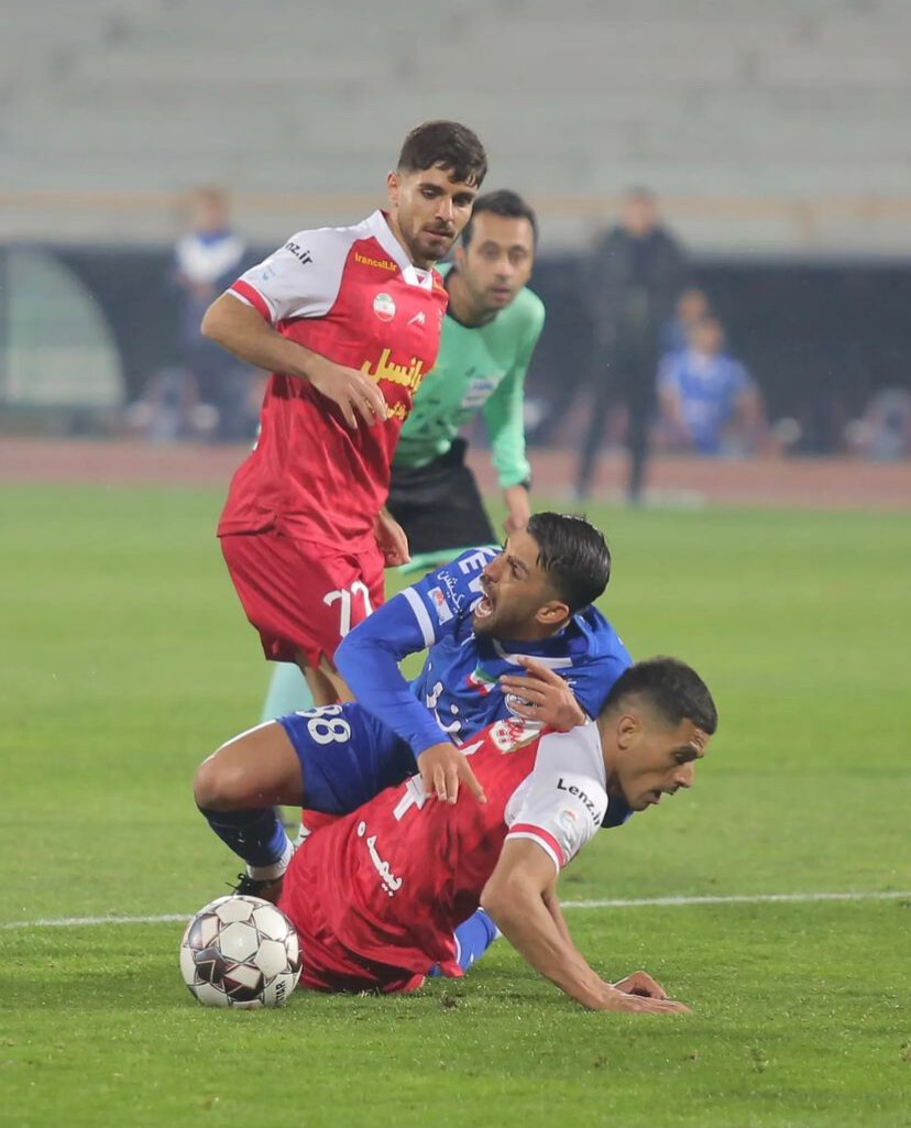 عکس| فریم به فریم با پنالتی جنجالی دربی؛ حق با استقلال بود یا پرسپولیس؟!