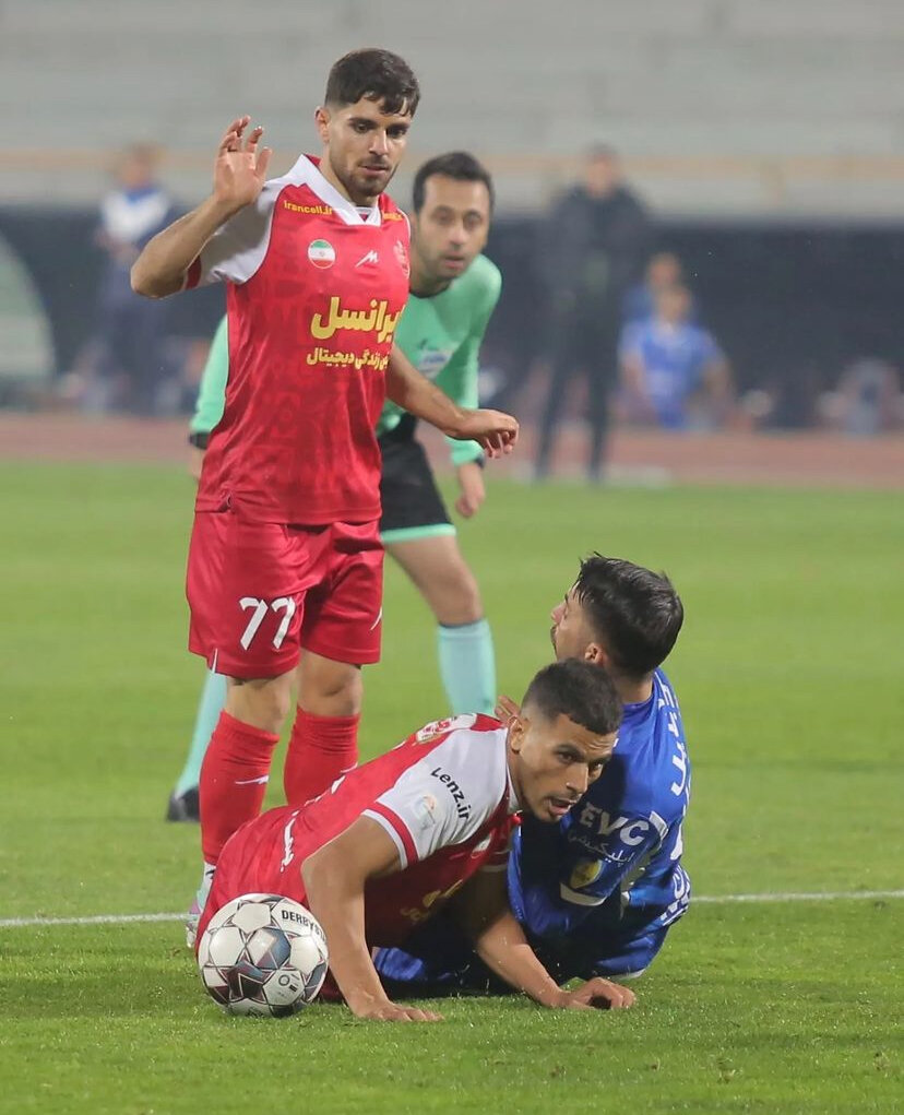 عکس| فریم به فریم با پنالتی جنجالی دربی؛ حق با استقلال بود یا پرسپولیس؟!