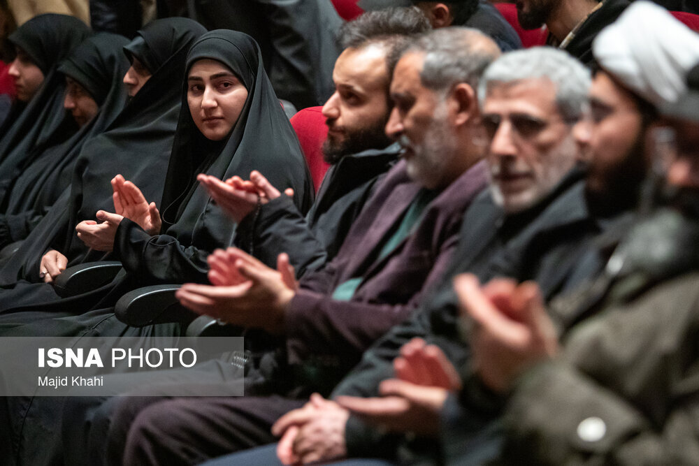 خوش و بش سردار قاآنی و پسر سردار شهید سلیمانی در یک مراسم/ دختر حاج قاسم هم بود