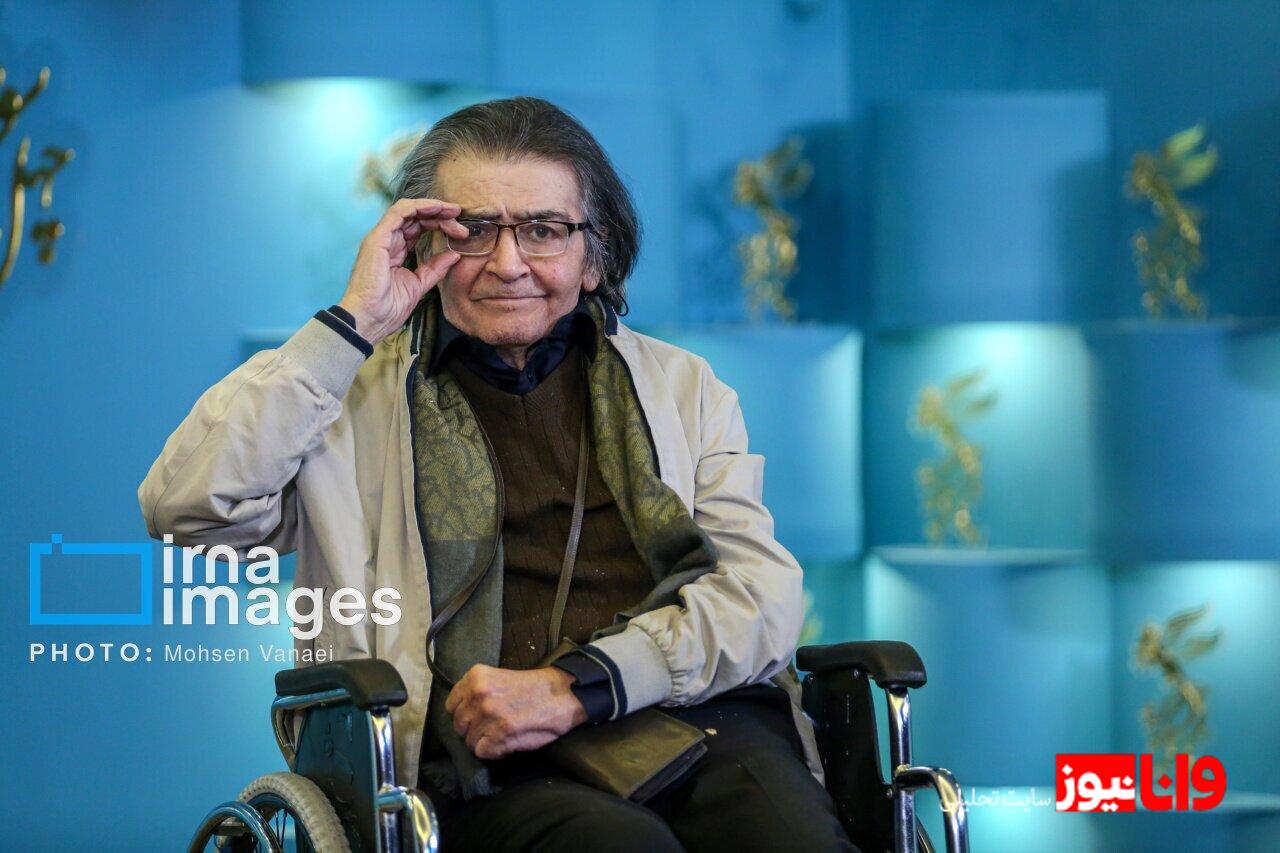 رضا رویگری عروسک بر بغل در کاخ جشنواره فجر + عکس