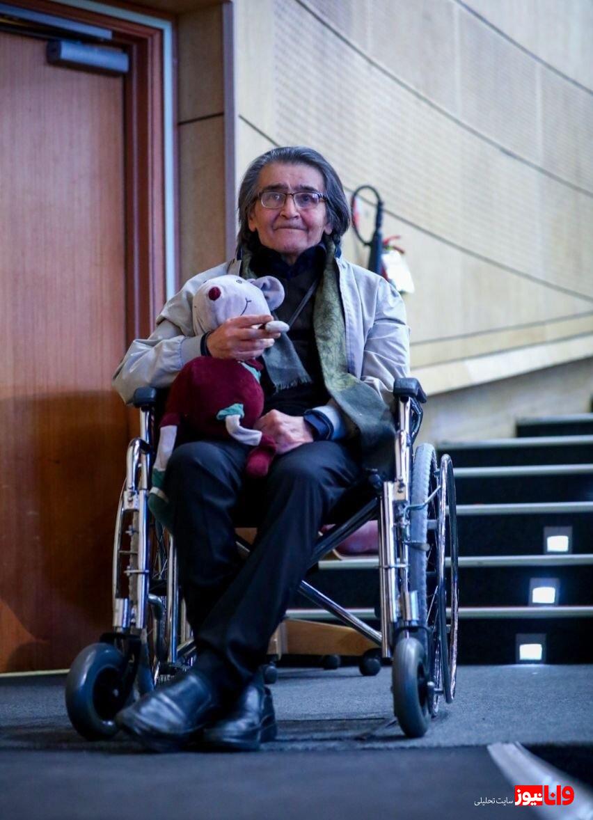 رضا رویگری عروسک بر بغل در کاخ جشنواره فجر + عکس