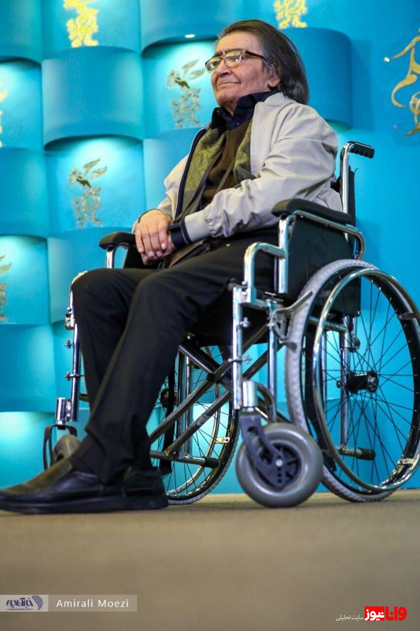 رضا رویگری عروسک بر بغل در کاخ جشنواره فجر + عکس