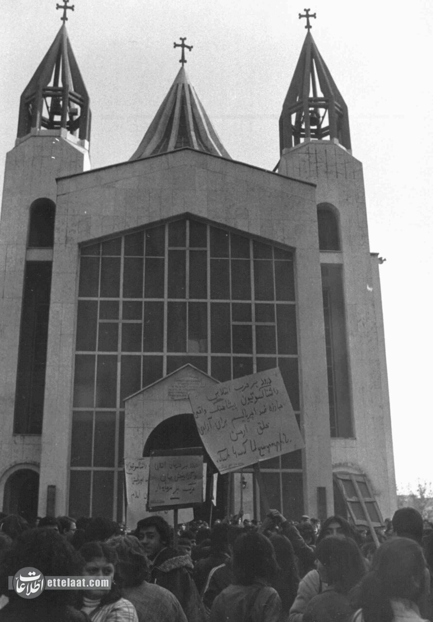 عکس منتشرنشده از کلیسای سرکیس و تظاهرات آشوریهای تهران!