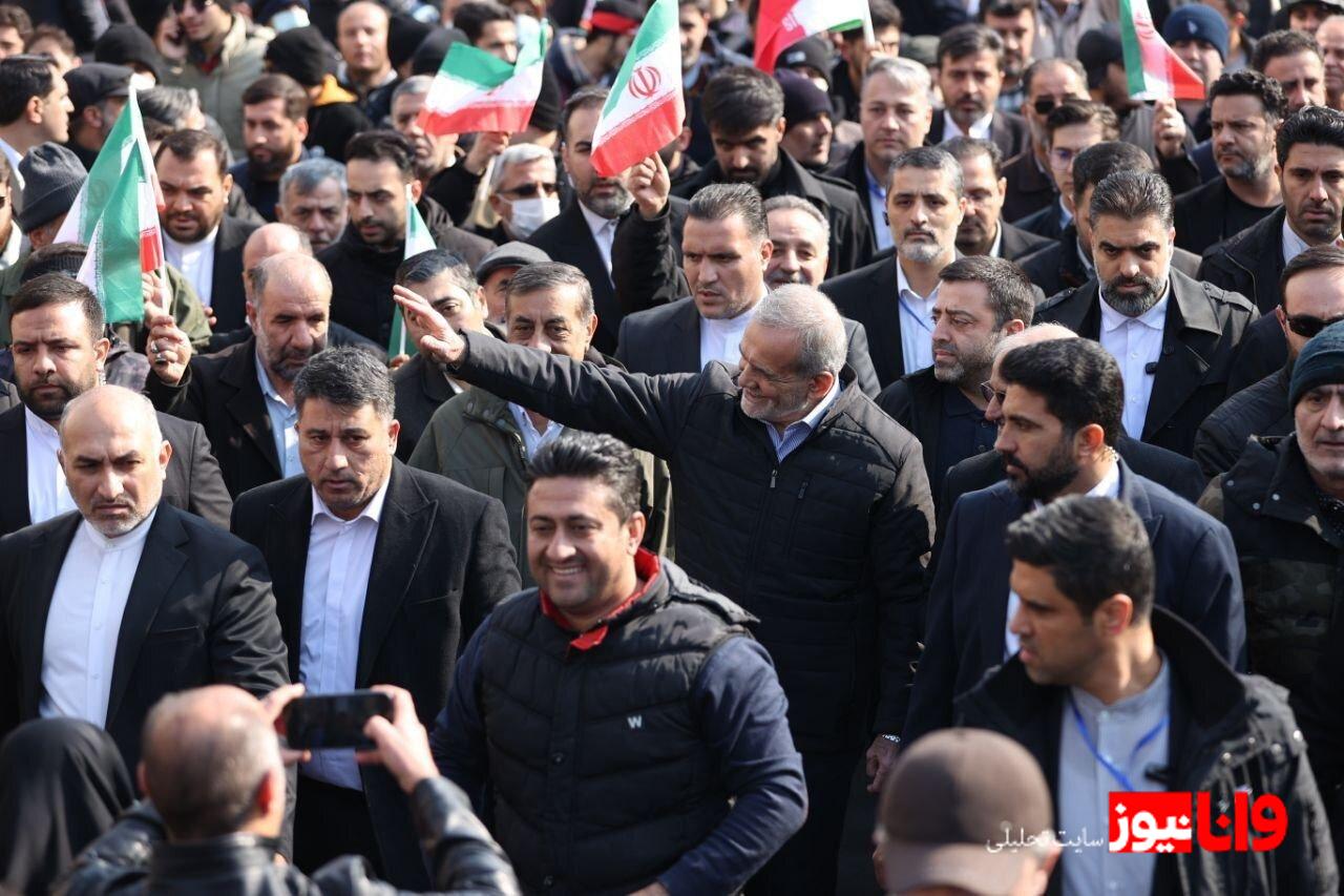 حضور پزشکیان در راهپیمایی ۲۲ بهمن در تهران