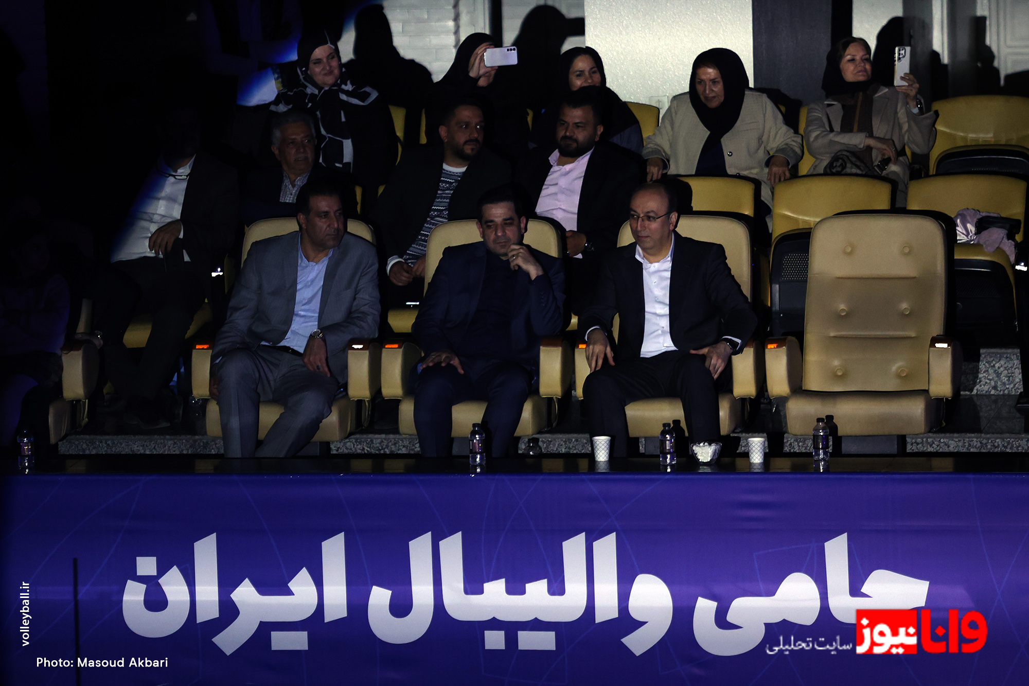 حضور دلال فوتبال در فینال لیگ برتر والیبال بانوان؛ پشت سر مدیرعامل سایپا چه میکرد؟ +عکس حضور دلال فوتبال در فینال لیگ برتر والیبال بانوان؛ پشت سر مدیرعامل سایپا چه میکرد؟ +عکس