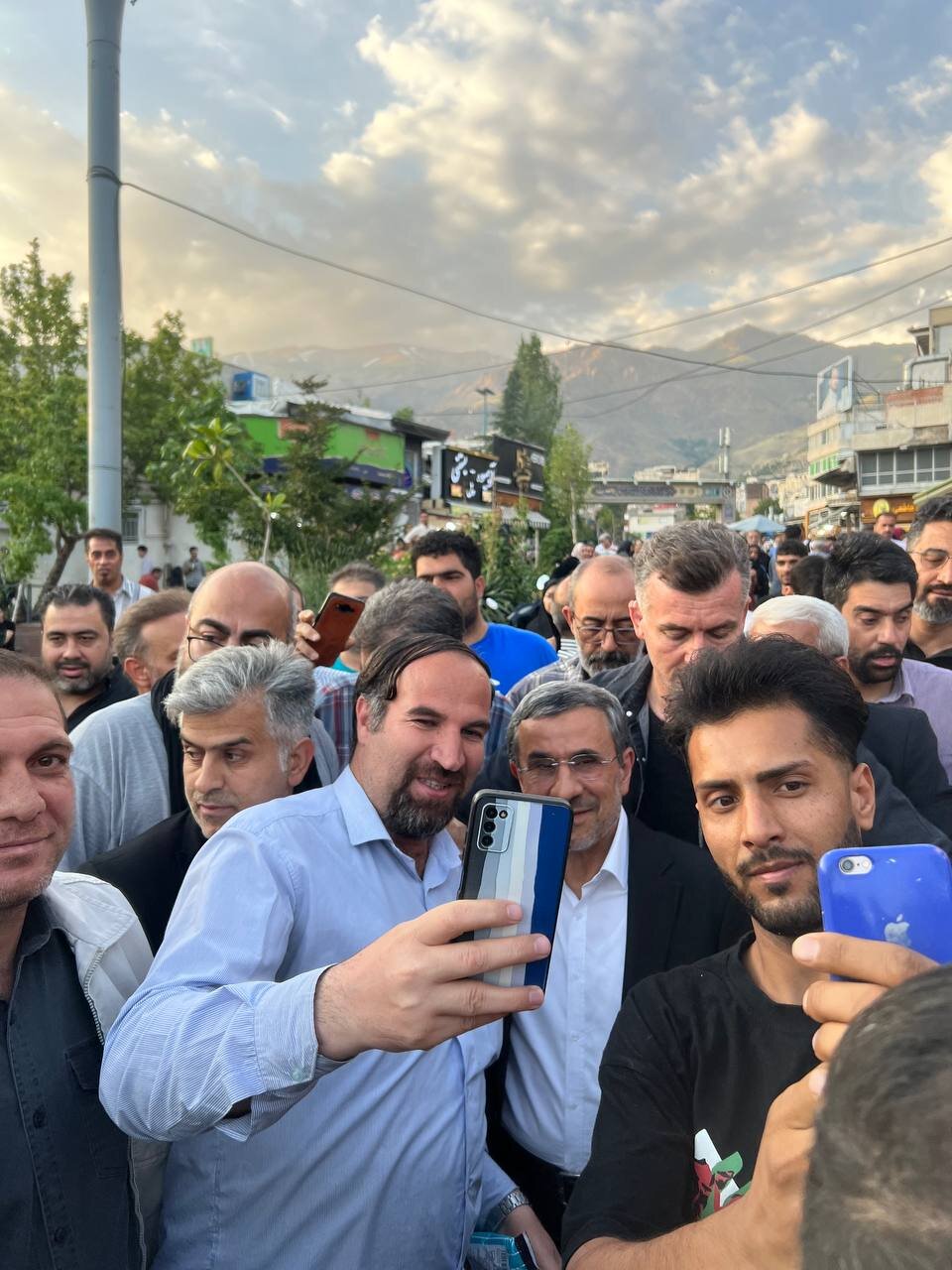 محمود احمدی نژاد، امامزاده صالح را بهم ریخت /بازار داغ سلفی با آقای کاندیدا +عکس