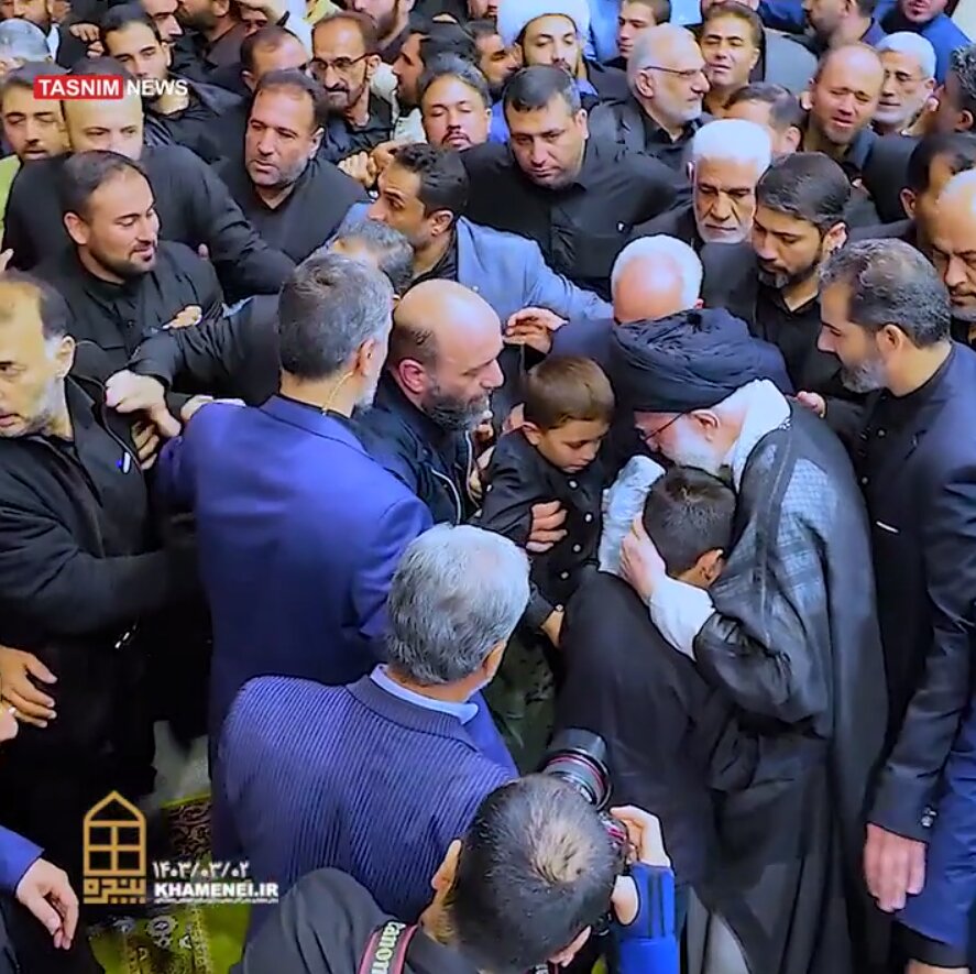 تصاویری از نوه های ابراهیم رئیسی در آغوش رهبر انقلاب