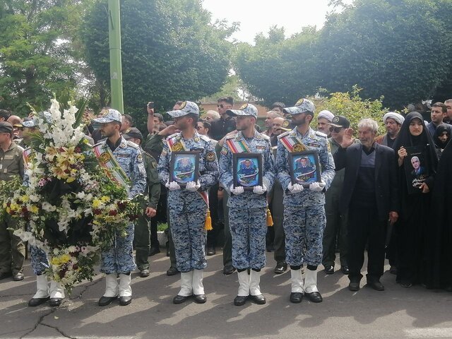 تشییع پیکر خلبانان ارتشی بالگرد حامل رئیس جمهور در پایگاه هوایی لشکری تهران + عکس