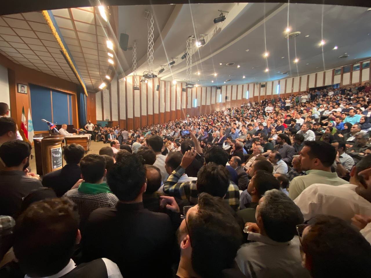 عکس وایرال شده از سیل دانشجویان در زمان حضور پزشکیان در دانشگاه تهران