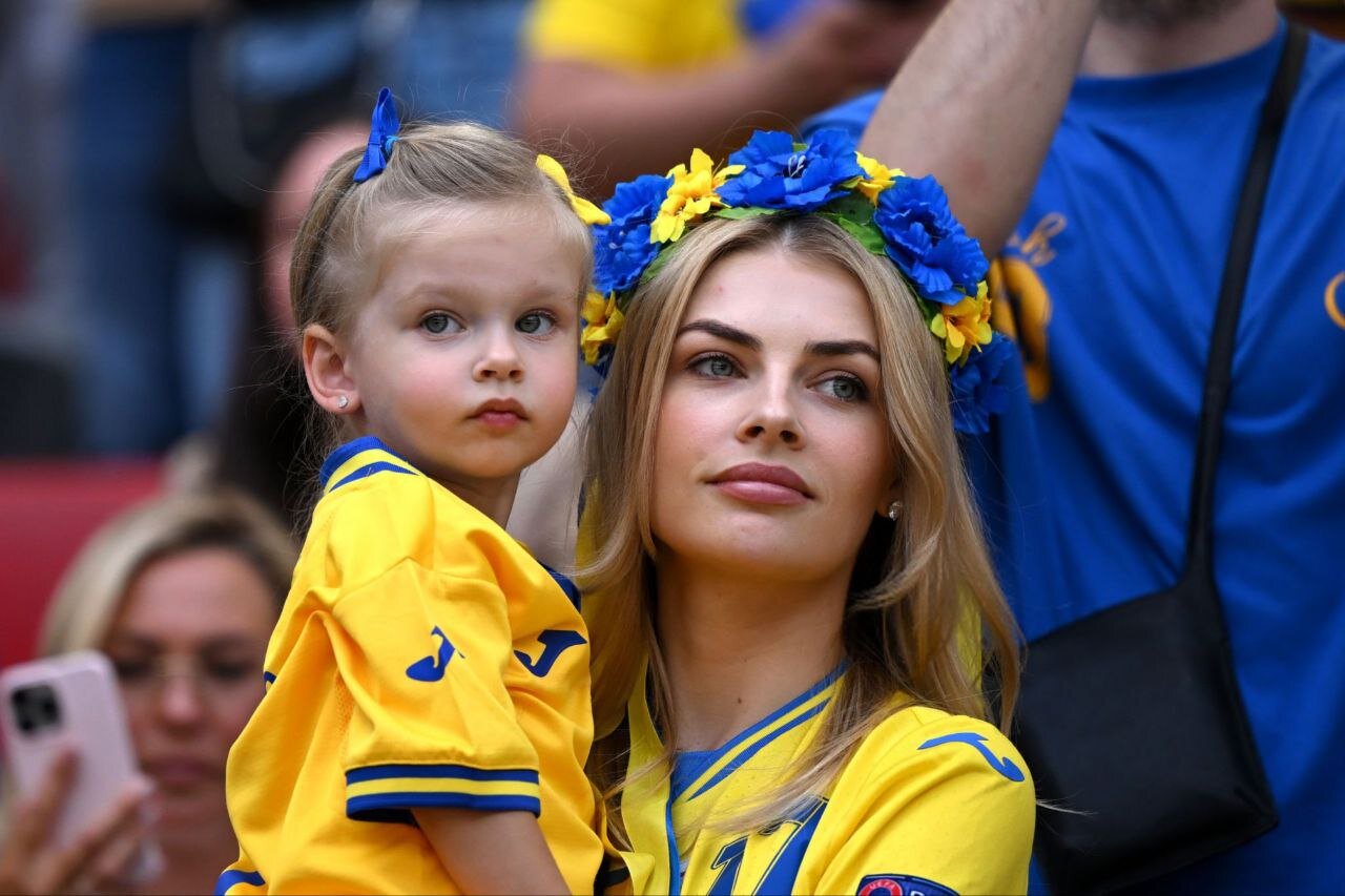 عکس‌| همسر و فرزند ستاره توپچی‌ها تماشاگر یورو شدند