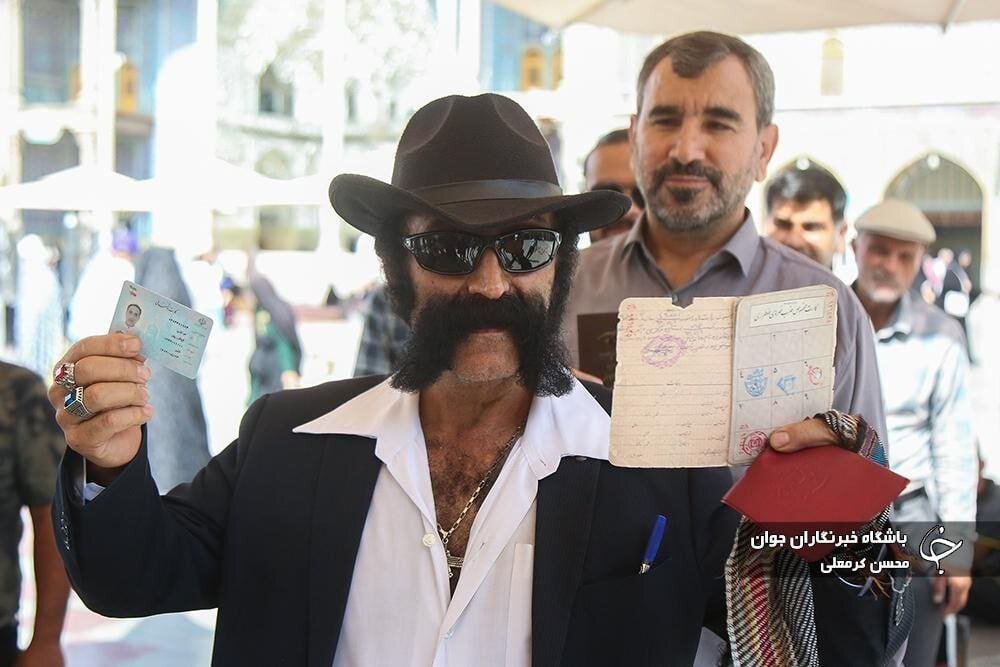 حضور کودکان پای صندوق های رأی/ رای دادن دخترخاله های ۱۰۰ ساله/ رای دهنده ای در بیرمنگام با لباس منقش به تصویر سردار سلیمانی/حواشی انتخابات ۱۵تیر