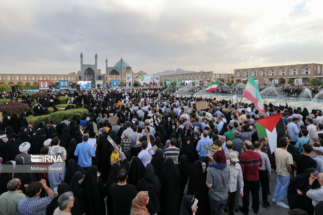 تصاویر جمعیت استقبال کننده از همایش جلیلی در میدان نقش جهان