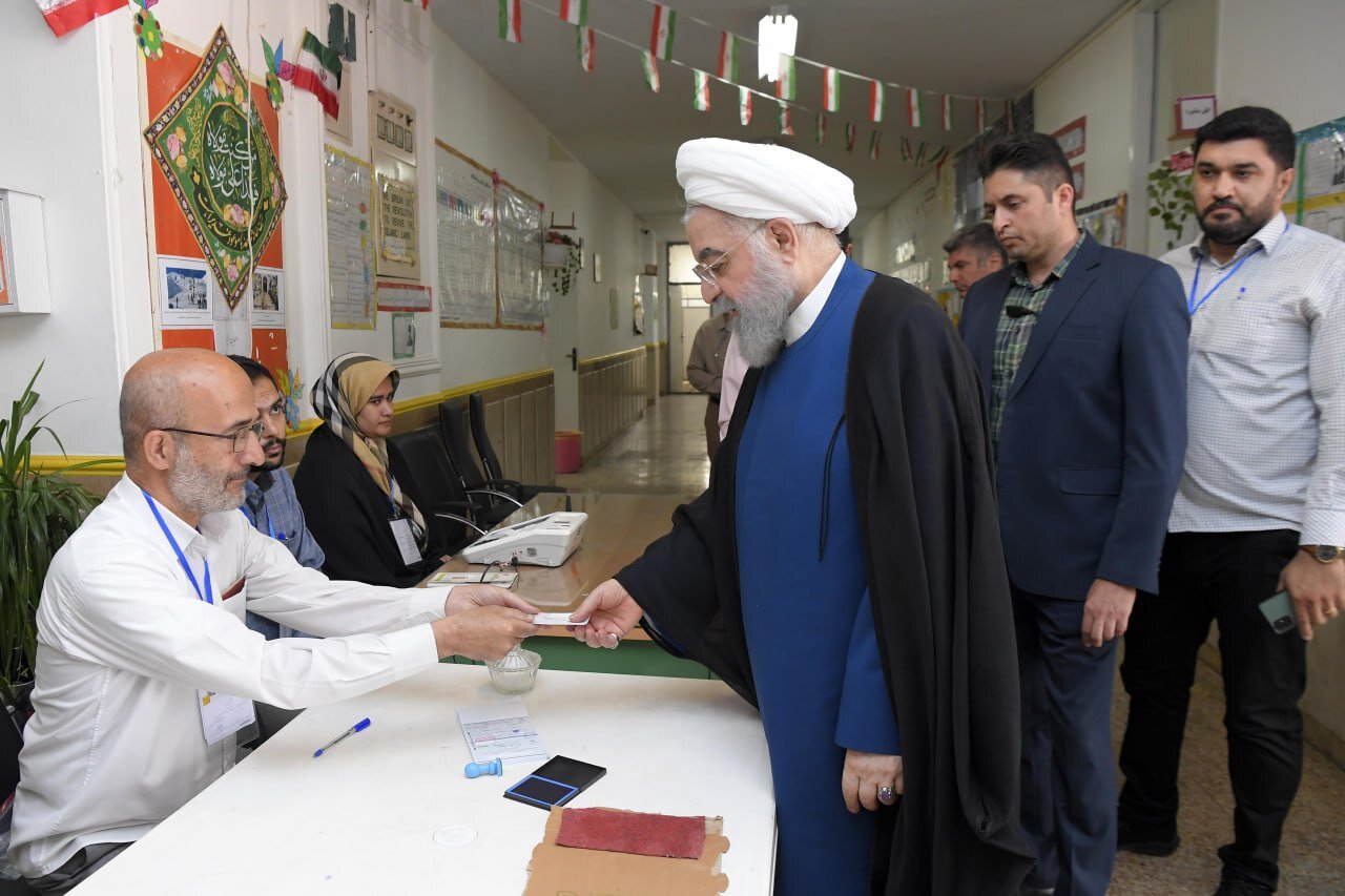 عکسی از حسن روحانی درحال نوشتن اسم پزشکیان در تعرفه رأی