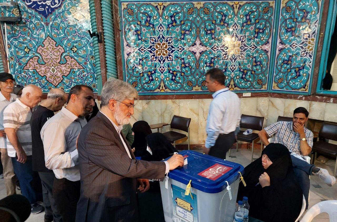 عکسی از برادر رئیسی در محل اخذ رأی /علی مطهری به حسینیه ارشاد رفت و رأی داد