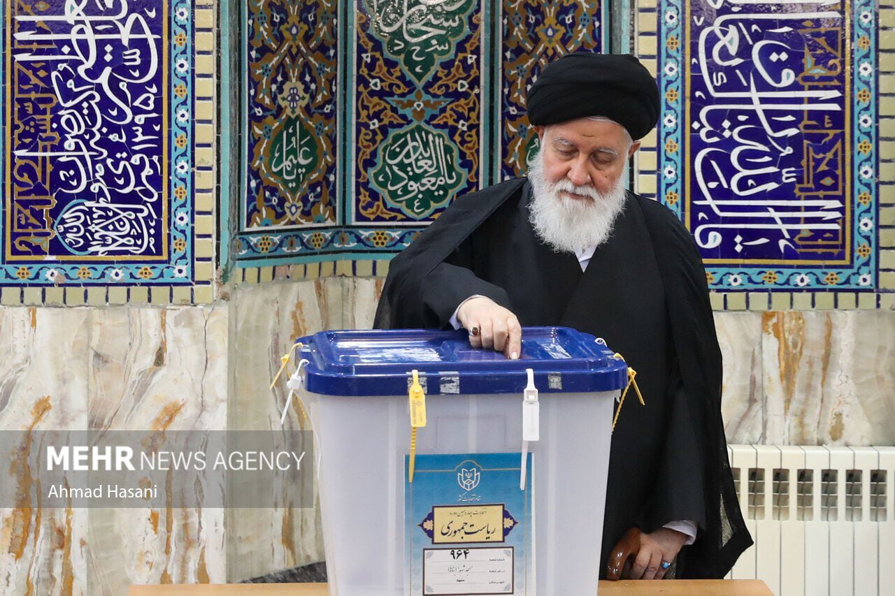 عکسی از رأی دادن علم الهدی در اولین انتخابات بعد از شهادت دامادش ابراهیم رئیسی