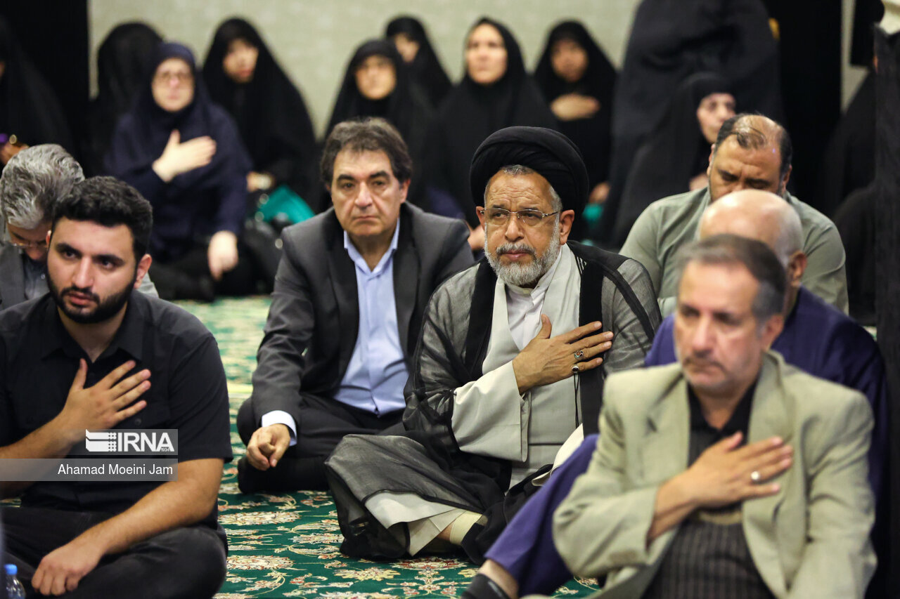 تصاویری از اشک ریختن علی ربیعی بر سر پیکر برادرش /دولتمردان روحانی هم آمدند