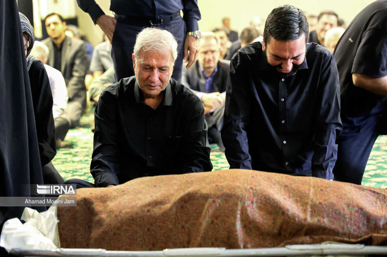 تصاویری از اشک ریختن علی ربیعی بر سر پیکر برادرش /دولتمردان روحانی هم آمدند