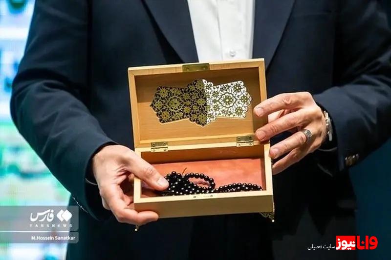 تسبیح رهبر انقلاب به قیمت یک میلیارد تومان به فروش رفت +عکس تسبیح رهبر انقلاب به قیمت یک میلیارد تومان به فروش رفت +عکس