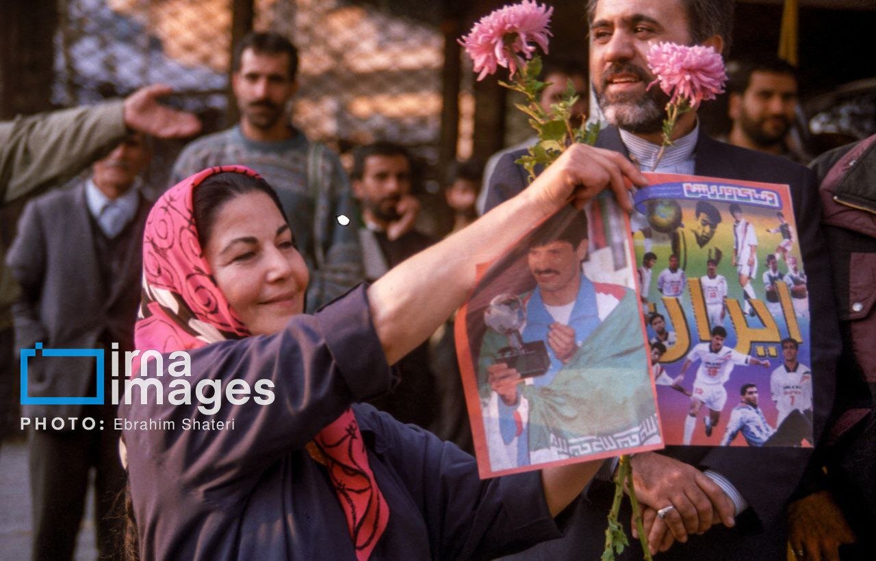 عکس | جشن خیابانی در ۸ آذر؛ تصویر علی دایی در دست یک زن