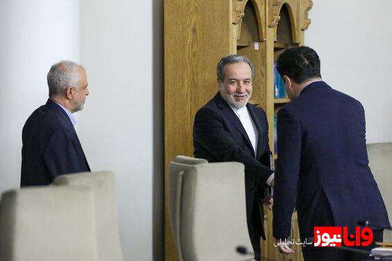 تصاویر خندان عراقچی پس از مذاکرات ایران و آمریکا در جلسه امروز هیئت دولت
