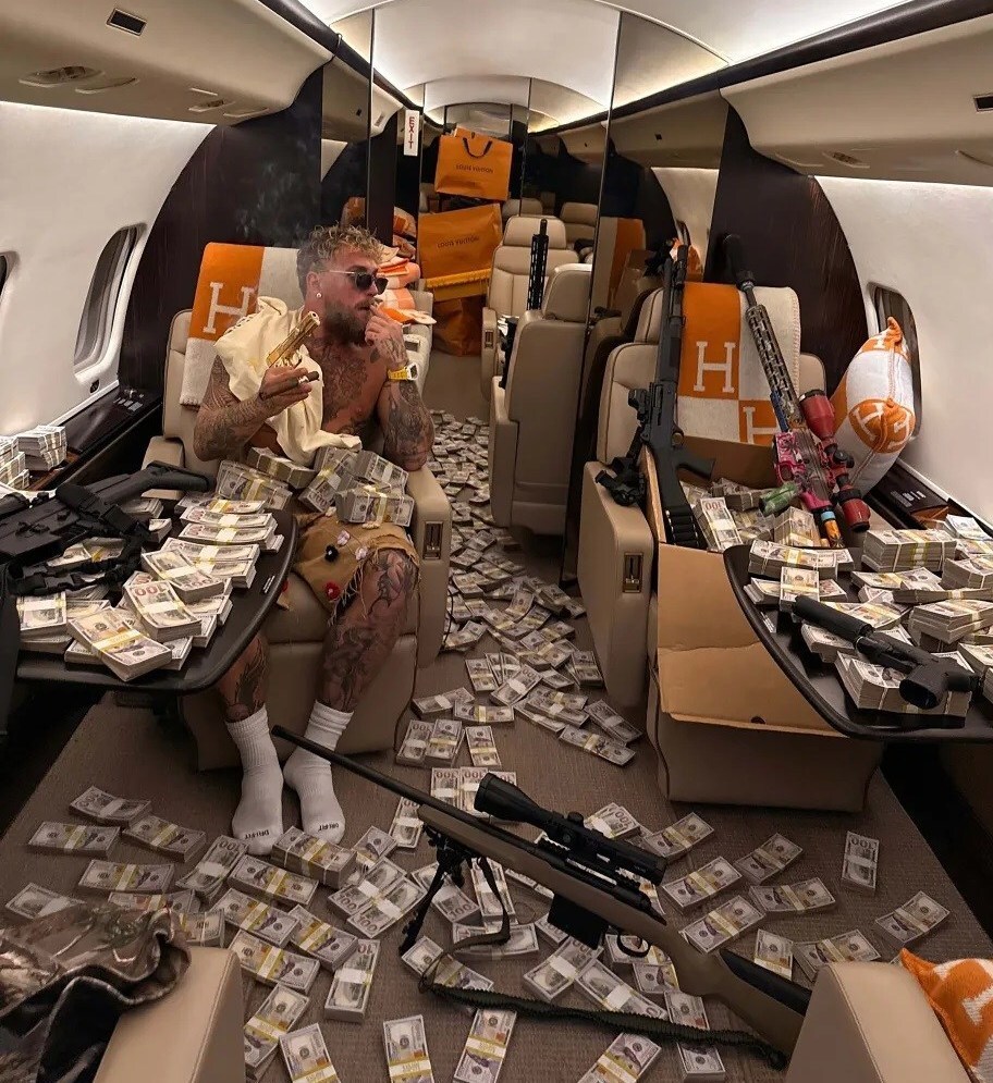 نمایش جدید جیک پاول با فک شکسته و بستههای پول! + عکس نمایش جدید جیک پاول با فک شکسته و بستههای پول! + عکس