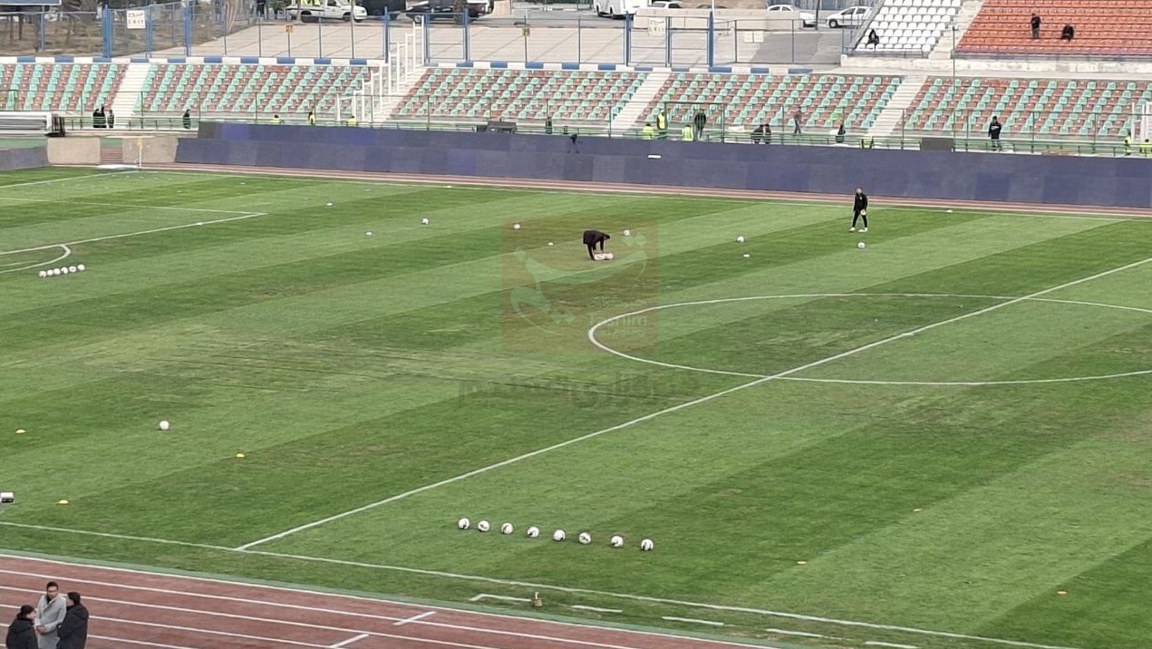 استقبال کم هواداران استقلال و کیفیت چمن ورزشگاه در حد افتضاح!