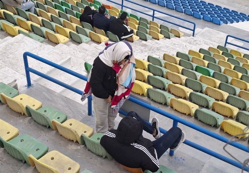 استقبال کم هواداران استقلال و کیفیت چمن ورزشگاه در حد افتضاح!