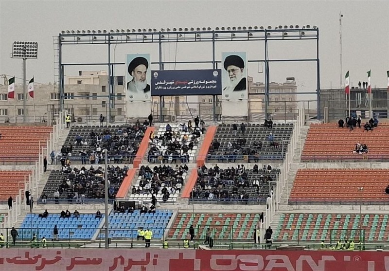 استقبال کم هواداران استقلال و کیفیت چمن ورزشگاه در حد افتضاح!