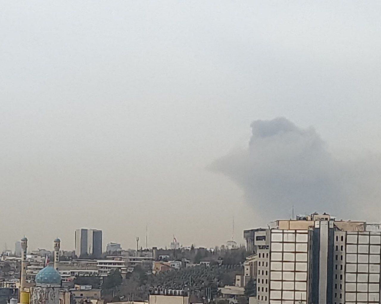 آتش&zwnj;سوزی مهیب در بازار جنت تهران + عکس | محل حادثه یک سوله ۲ هزار متری است | آتش نشانی: آتش&zwnj;سوزی بسیار گسترده است