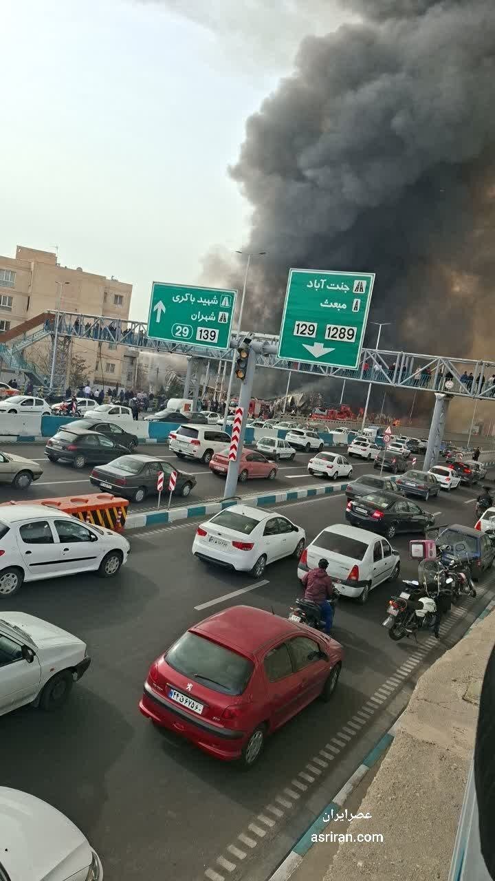 آتش&zwnj;سوزی مهیب در بازار جنت تهران + عکس | محل حادثه یک سوله ۲ هزار متری است | آتش نشانی: آتش&zwnj;سوزی بسیار گسترده است
