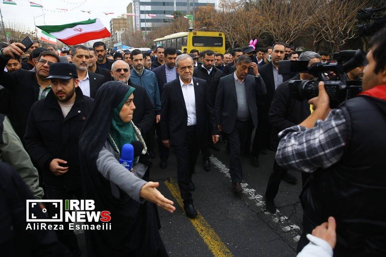 حضور مسعود پزشکیان در راهپیمایی ۲۲ بهمن همراه با دو چهره خبرساز دولت/ رئیس جمهور در میان جمعیت خطاب به مردم چه گفت؟ + تصاویر