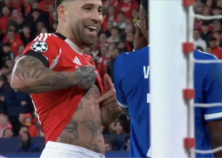 عکس| فخرفروشی عجیب ستاره بنفیکا به وینی: من جام جهانی دارم، تو نه!