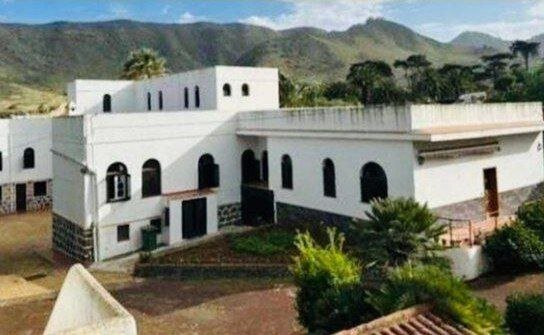 عکس| ستاره بارسلونا کلیسا خرید!