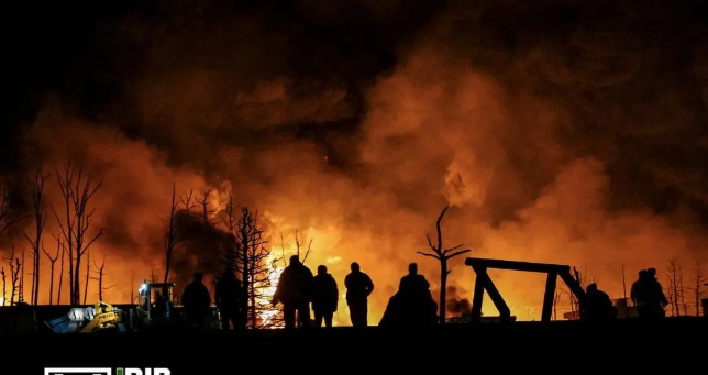 تصاویر آخرالزمانی از آتش سوزی انبار نفت شهران+ عکس