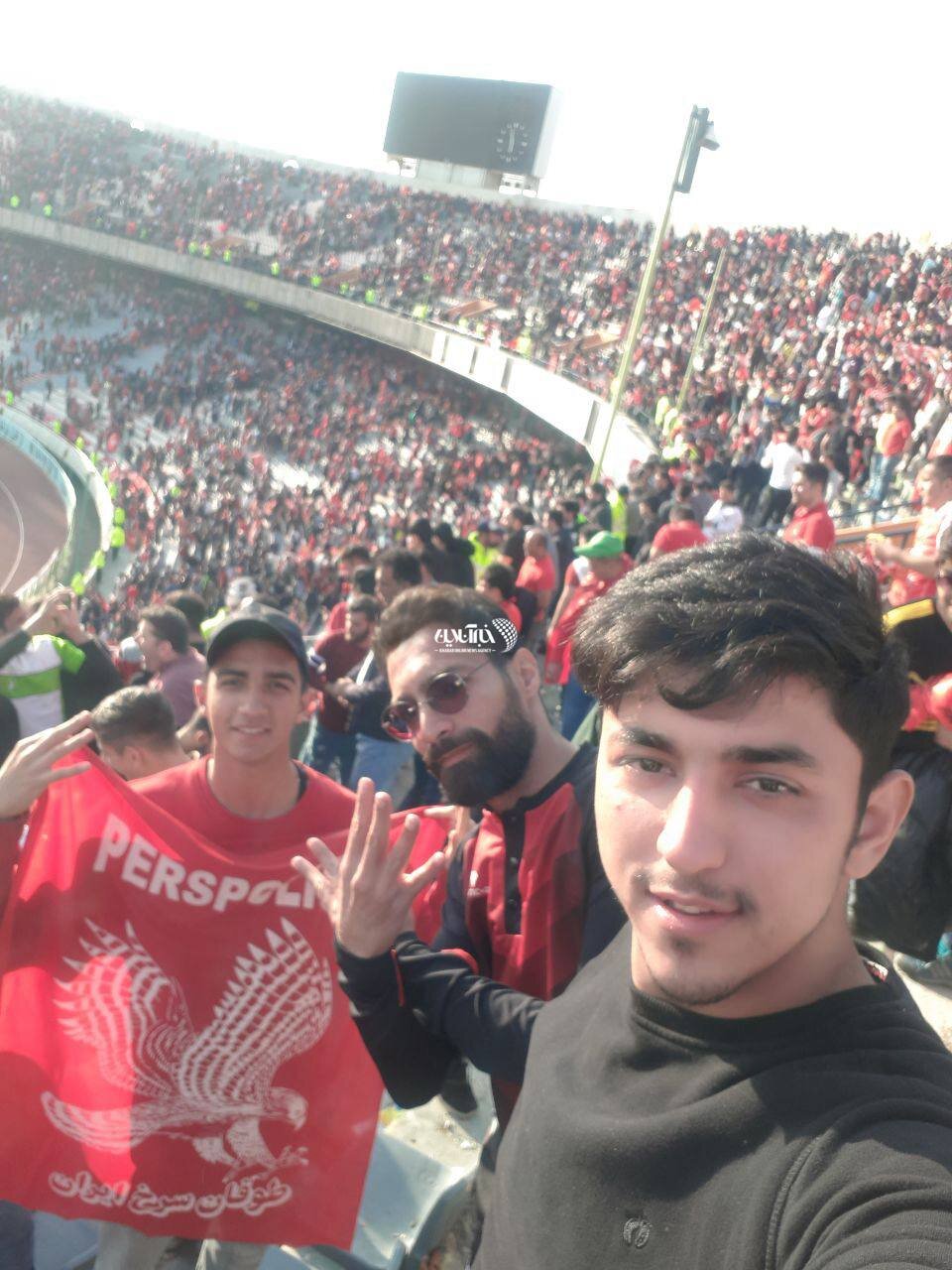 عکس | سند علاقه کاظمیان به پرسپولیس؛ وقتی روی سکوهای آزادی سرخ‌ها را تشویق می‌کرد!