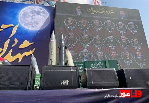 نمایش ماکت موشکهای بالستیک در مراسم تشییع شهدای اقتدار ملی
