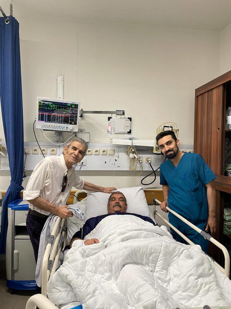 بازیگر مشهور سینما بستری شد/ مردم دعا کنند بازیگر مشهور سینما بستری شد/ مردم دعا کنند