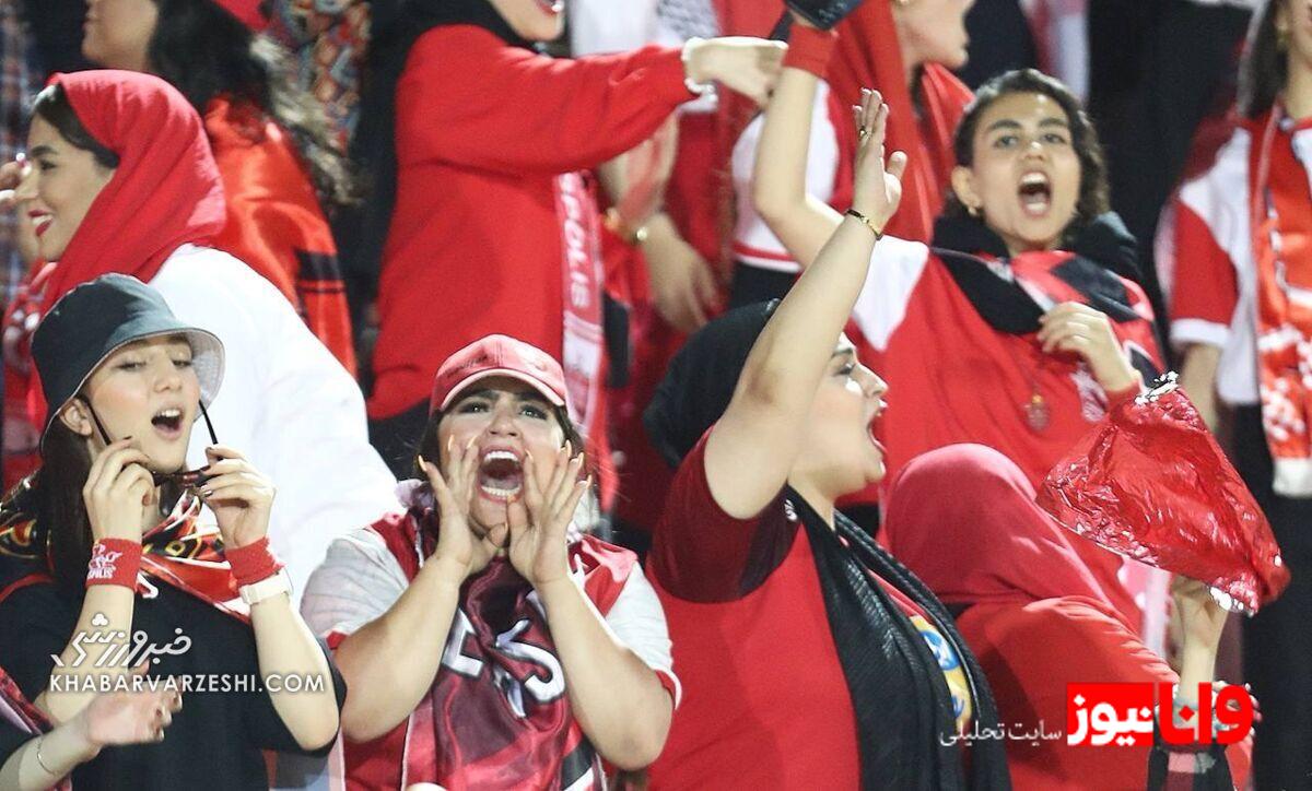 عشق پرسپولیسی: بنر اعتراضی دخترانه به درویش!
