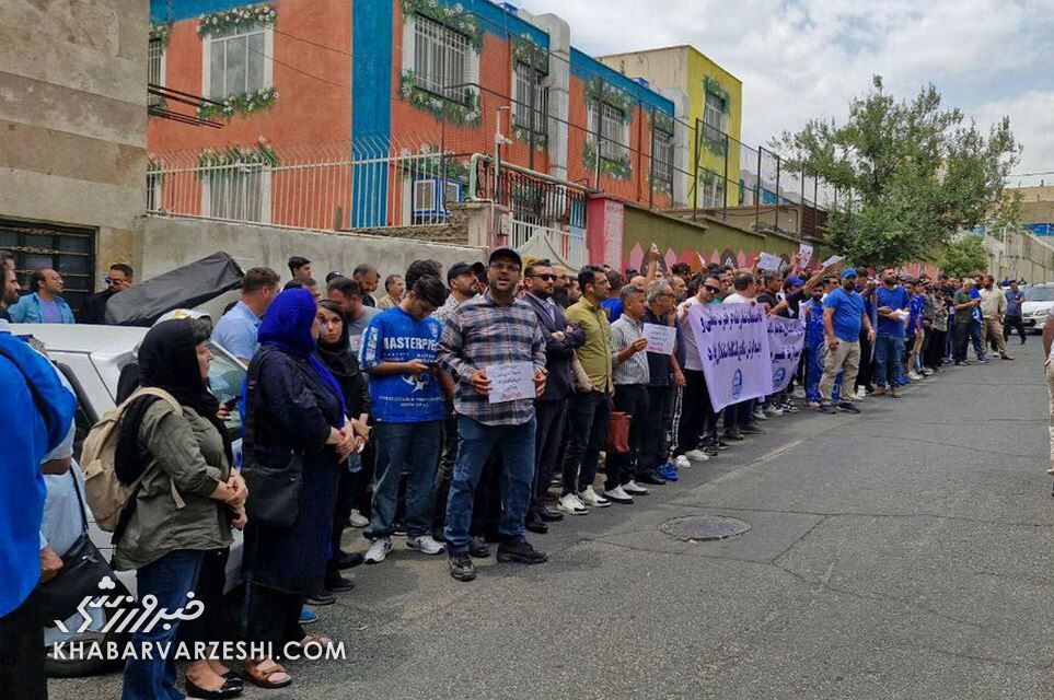 حمله شدید هواداران به مدیران استقلال؛ آقایان! از پرسپولیس یاد بگیرید